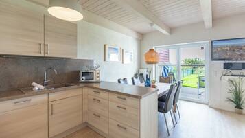 Een koelkast, een magnetron, een oven, een kookplaat