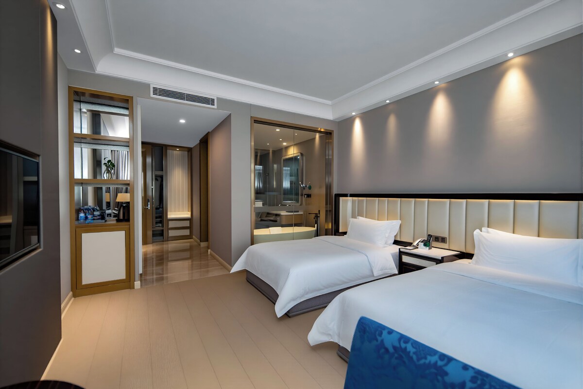 Elite Double Room Single Use, 1 King Bed, Non Smoking, Balcony | Down duvets, in-room safe, desk, laptop workspace