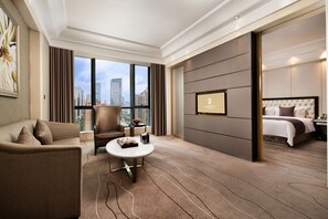 Suíte estúdio superluxo, 1 cama King, sacada, vista para a cidade | Cofres nos quartos, escrivaninha, espaço de trabalho para notebook
