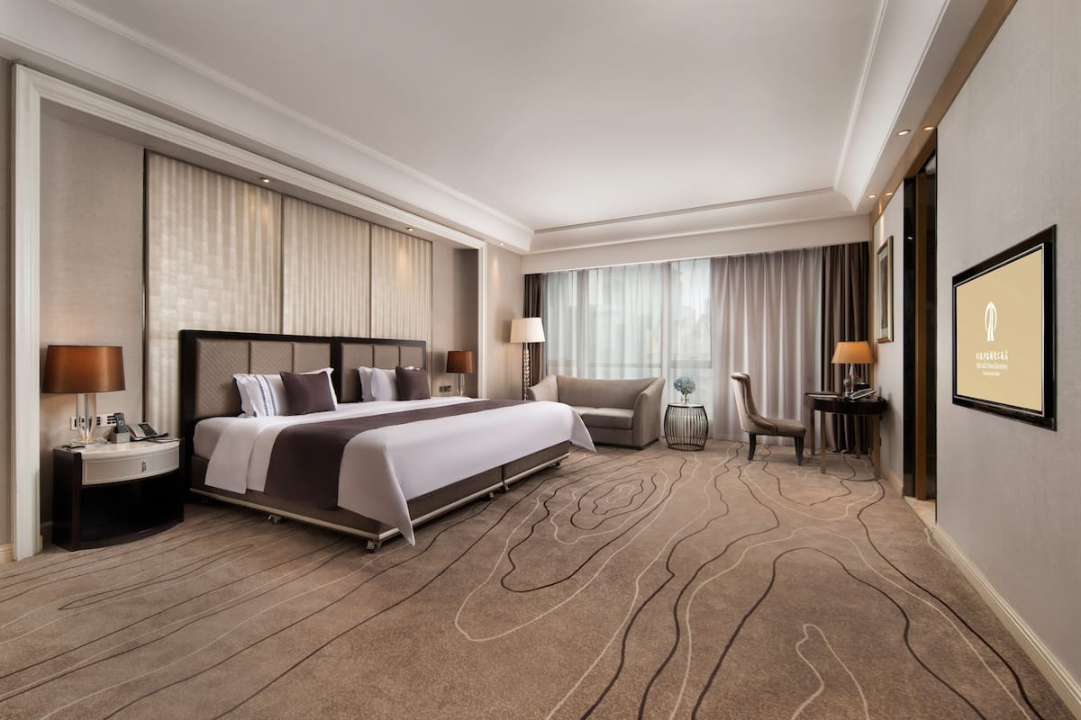 Habitación doble familiar de uso individual, 1 cama King size, baño privado, vista a la ciudad | Caja de seguridad en la habitación y escritorio