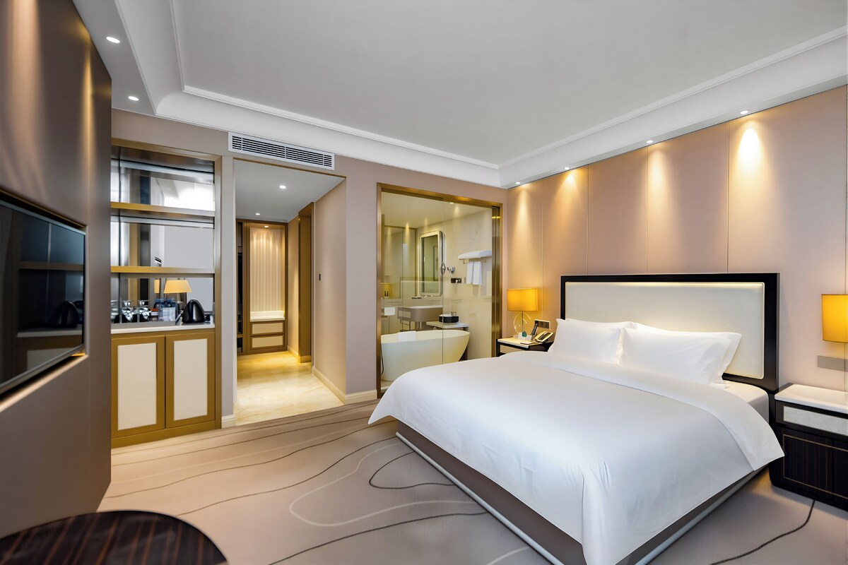 Basic Double Room Single Use, 1 King Bed, Non Smoking, Private Bathroom | Down duvets, in-room safe, desk, laptop workspace