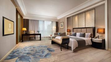 City tweepersoonskamer, voor 1 persoon, privébadkamer, uitzicht op stad | Een kluis op de kamer, een bureau, een laptopwerkplek