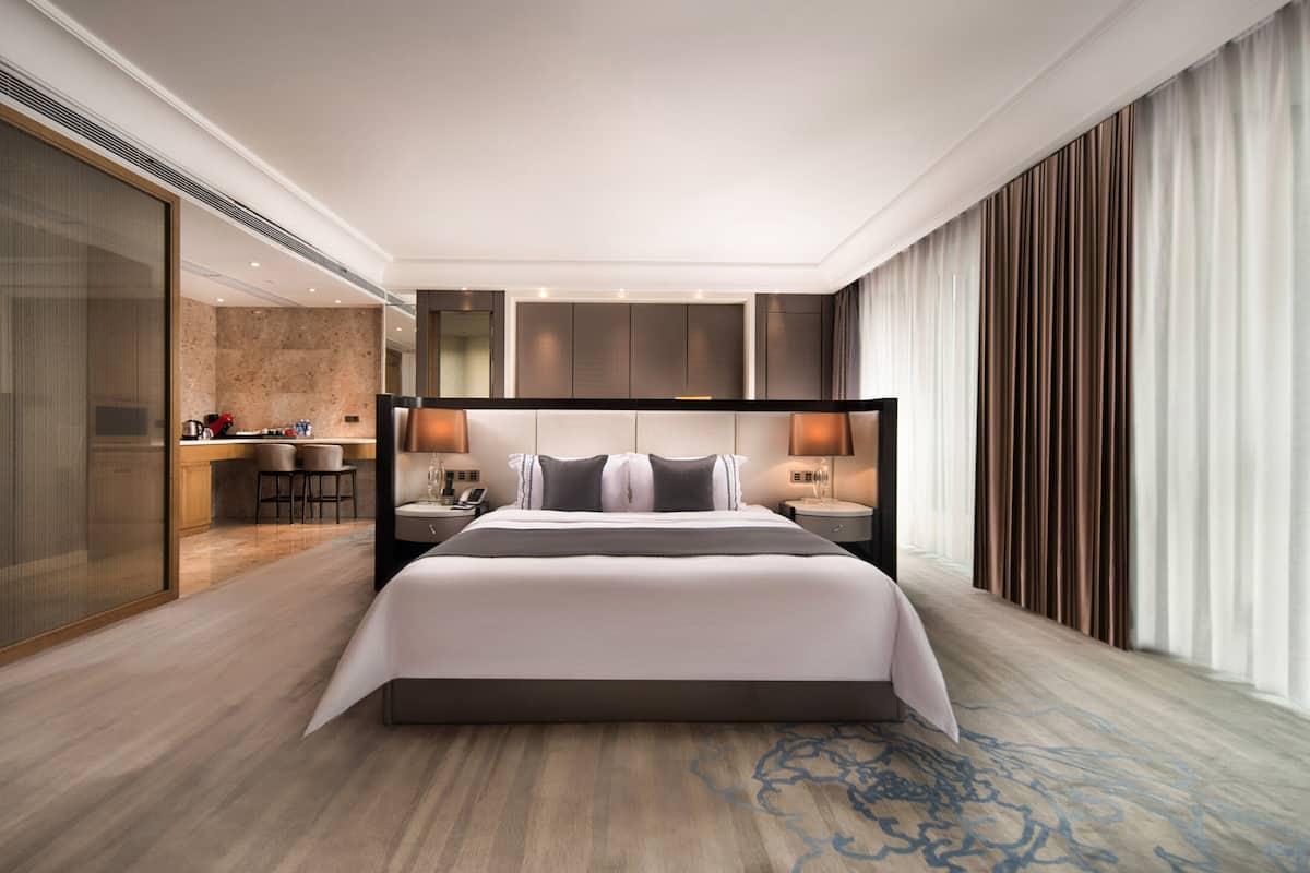 Suite estudio Premier, 1 cama de matrimonio grande, baño privado, vistas a la ciudad | Caja fuerte, escritorio, espacio para trabajar con un portátil