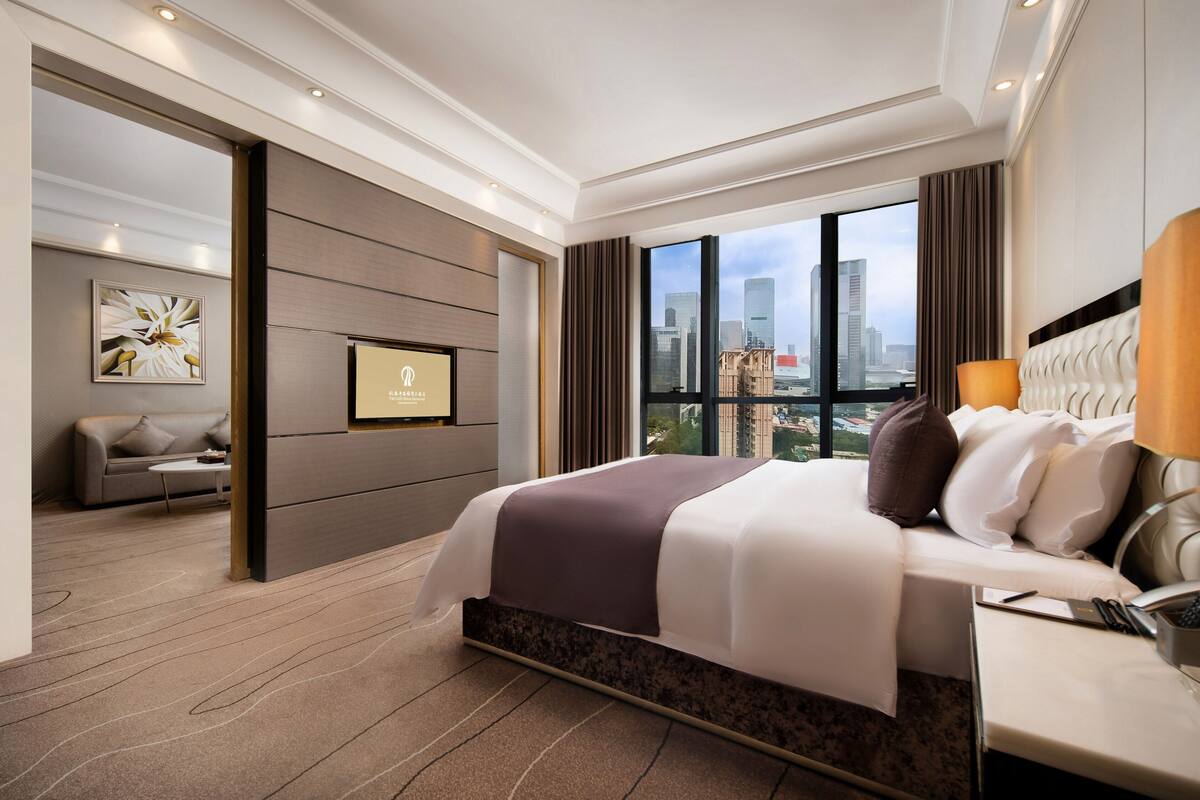 Suite estudio de lujo, 1 cama de matrimonio grande, balcón, vistas a la ciudad | Caja fuerte, escritorio, espacio para trabajar con un portátil