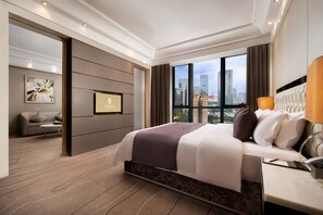 Suite estudio de lujo, 1 cama King size, balcón, vista a la ciudad | Caja de seguridad en la habitación y escritorio