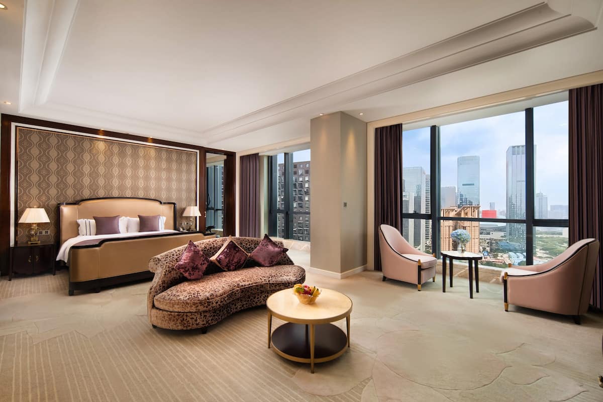 Penthouse Royal, varias camas, vista a la ciudad, piso ejecutivo | Caja de seguridad en la habitación y escritorio