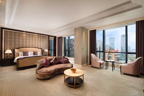 بنتهاوس ملكي - عدة أسرّة - منظر للمدينة - في طابق الغرف التنفيذية | خزنة داخل الغرفة ومكتب ومساحة عمل للكمبيوتر المحمول وستائر تعتيم