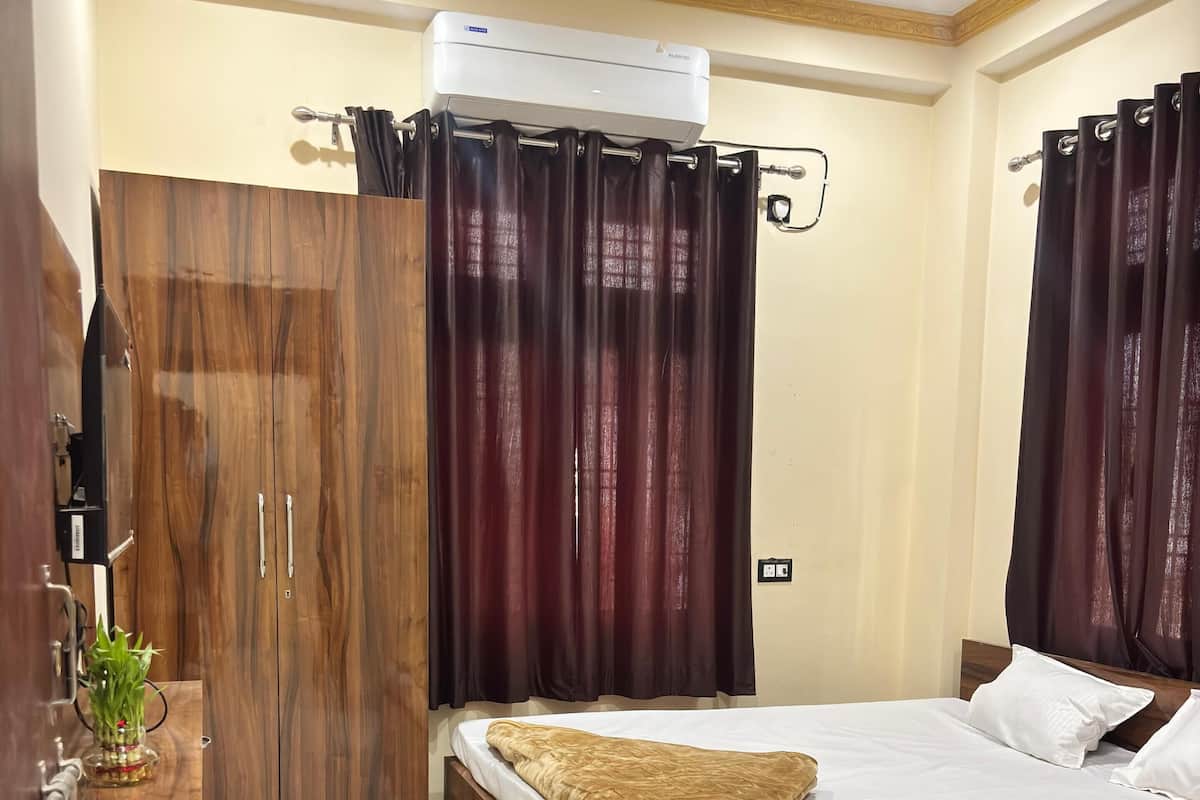 Deluxe Double or Twin Room | Individually decorated, individually furnished, desk, laptop workspace