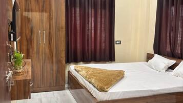 Deluxe Double or Twin Room | Individually decorated, individually furnished, desk, laptop workspace