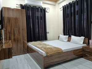 Deluxe Double or Twin Room | Desk, free WiFi