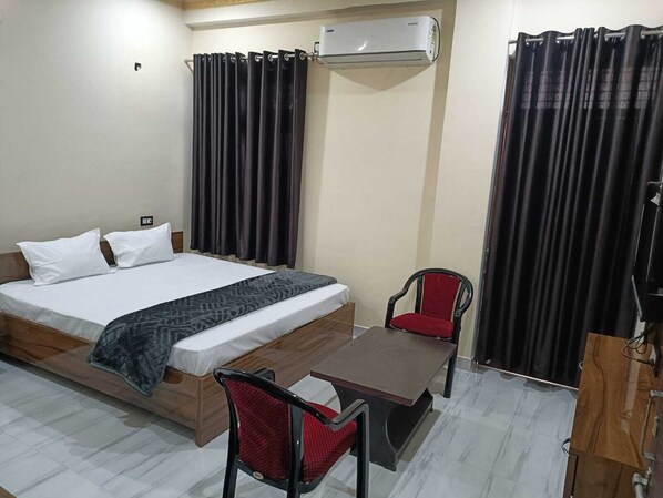 Deluxe Double or Twin Room | Desk, free WiFi