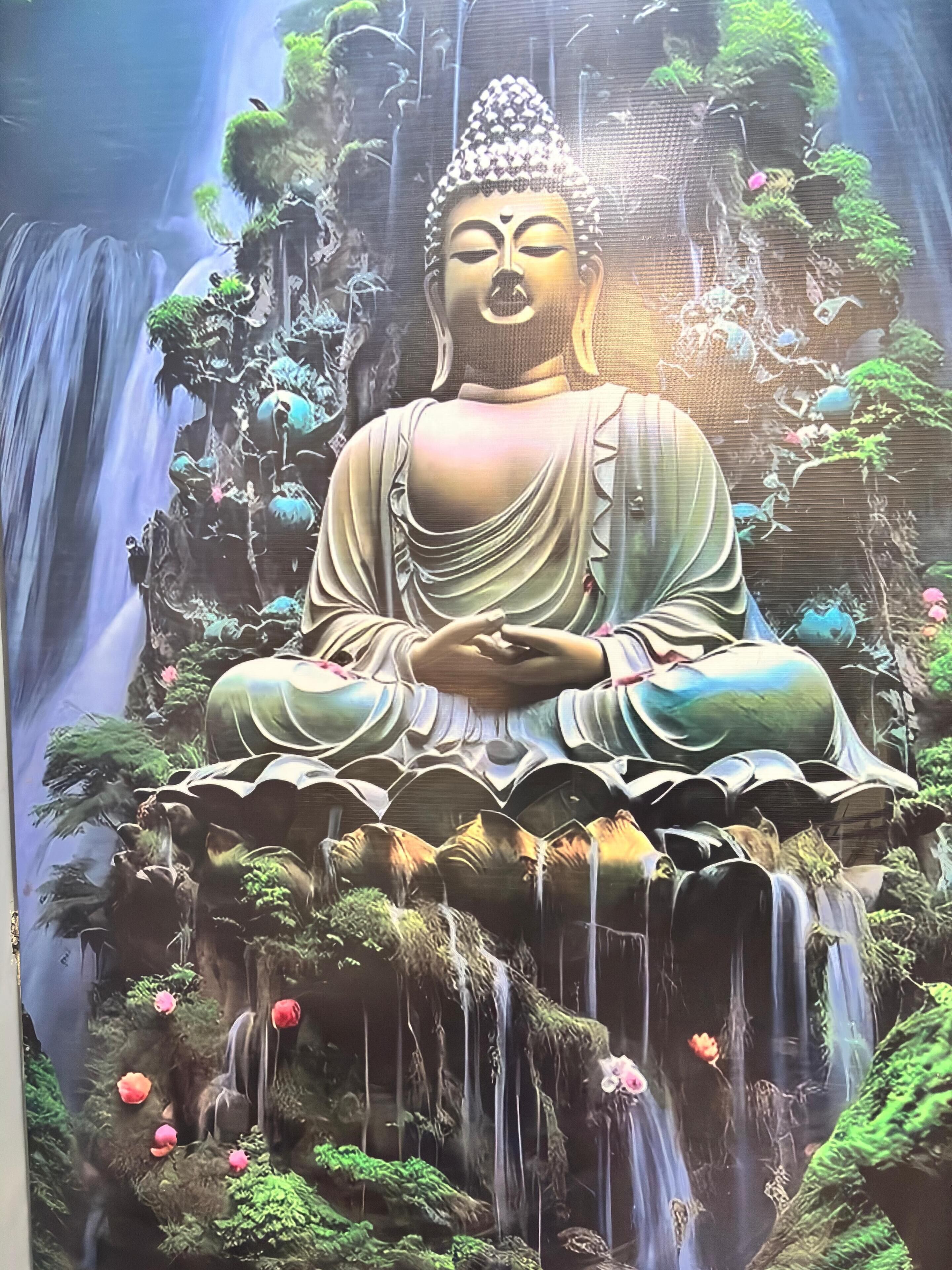 Une grande statue de Bouddha, entourée d’une végétation luxuriante et de cascades.