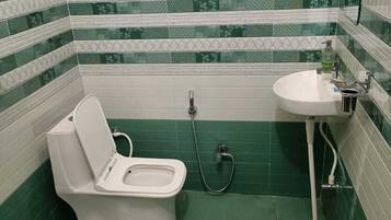 Deluxe-Doppel- oder -Zweibettzimmer | Badezimmer | Dusche, kostenlose Toilettenartikel, Handtücher, Seife