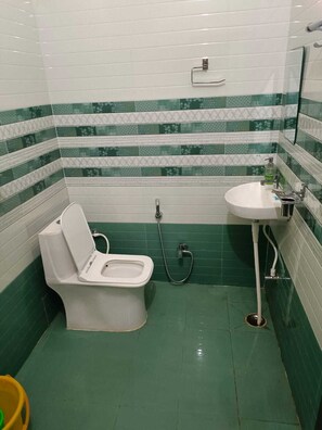 Deluxe Double or Twin Room | Bathroom | Shower, free toiletries, towels, soap