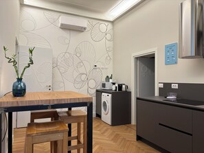 Mikrowelle, Herdplatte, Geschirrspüler