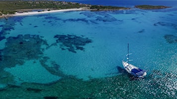 Una spiaggia nelle vicinanze