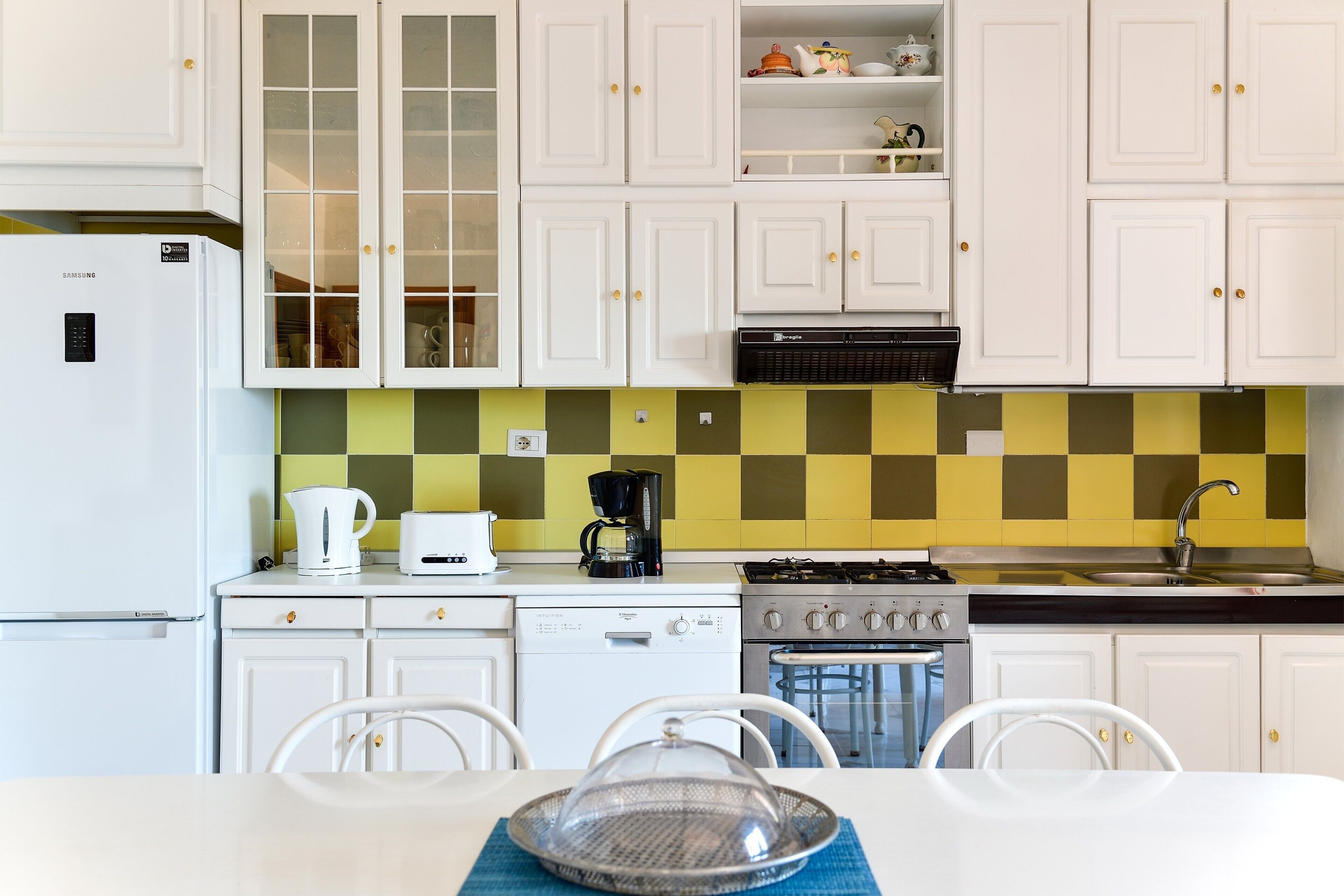 Frigorifero, forno, piano cottura, lavastoviglie