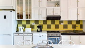 Frigorifero, forno, piano cottura, lavastoviglie