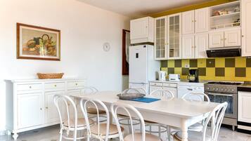 Frigorifero, forno, piano cottura, lavastoviglie