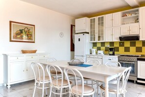 Frigorifero, forno, piano cottura, lavastoviglie