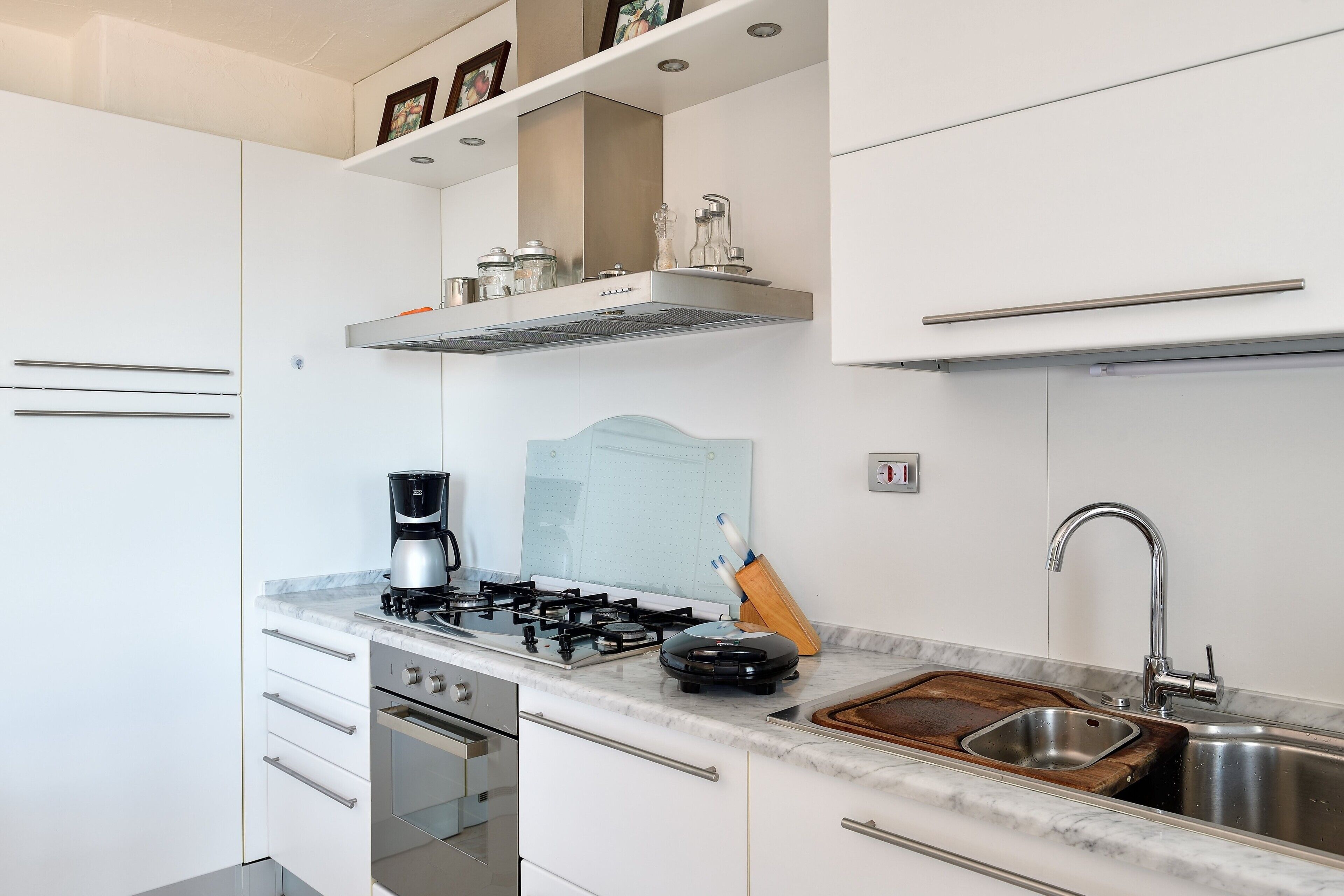 Kjøleskap, ovn, kokeplater og oppvaskmaskin