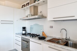 Frigorífico, horno, placa de cocina y lavavajillas