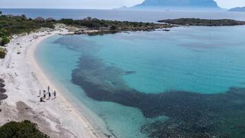 Una spiaggia nelle vicinanze