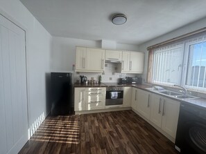 Fridge, microwave, oven, toaster - Grieve Avenue Retreat, Jedburgh, Scottish Borders (Jedburgh)