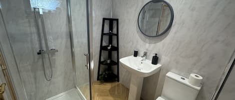 Douche, sèche-cheveux, serviettes fournies