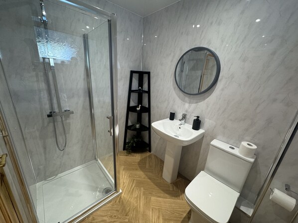 Douche, sèche-cheveux, serviettes fournies