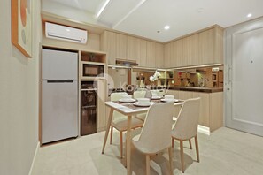 Apartament, 2 dormitoris, vistes al pati | Cuina privada | Frigorífic gran, microones, placa de cuina i arrossera 
