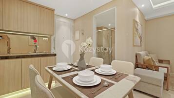 Apartment, 2 Bedrooms, Courtyard View | Dining room