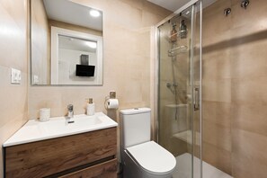 Shower, hair dryer, towels