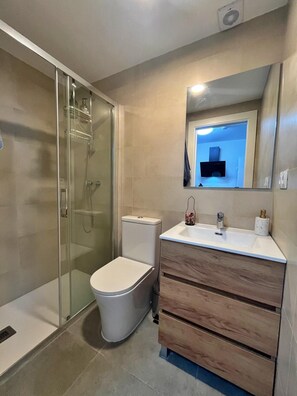 Dusch, hårtork och handdukar