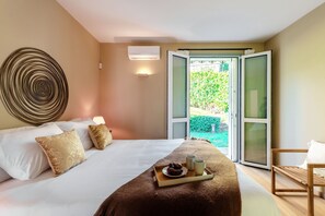 Appartamento, vista lago | Biancheria da letto di alta qualità, copriletto in piuma