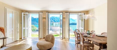 Appartement, uitzicht op meer | Luxe beddengoed, donsdekens, een strijkplank/strijkijzer