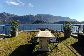 아파트, 호수 전망 | 고급 침구, 오리/거위털 이불, 다리미/다리미판, 유아용 침대