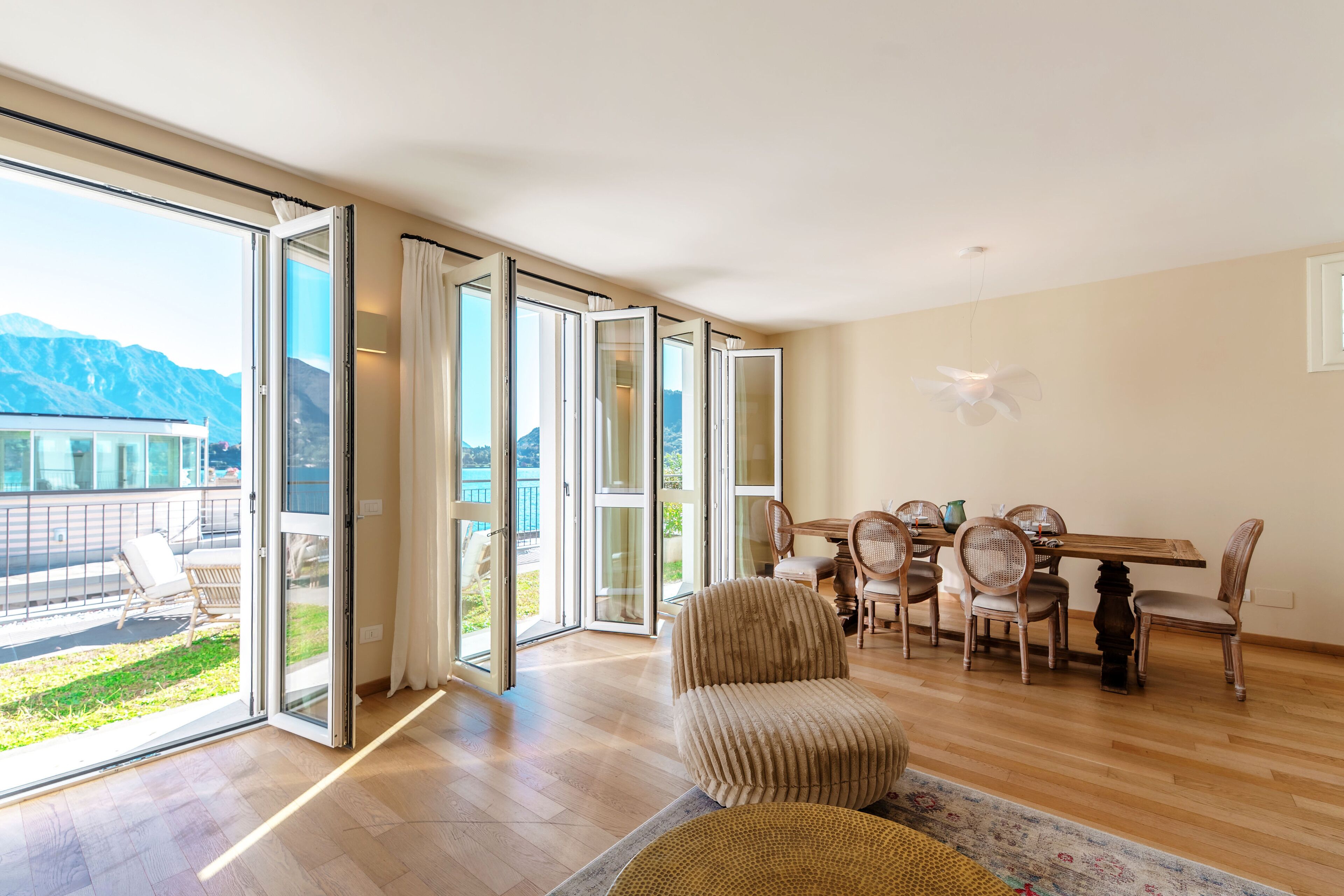Apartment, Lake View | Ruang tamu | 30 inci televisyen dengan digital 