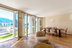 Apartamento, vistas al lago | Zona de estar | Televisión de 30 pulgadas con canales digitales