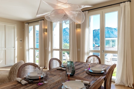 Apartment, Lake View | Premium bedding, down comforters, iron/ironing board, cribs/infant beds