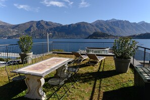 Appartamento, vista lago | Biancheria da letto di alta qualità, copriletto in piuma