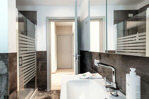 Apartment, Lake View | Bathroom - Residenza di Luce (Griante)