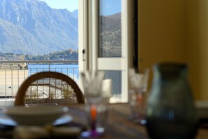 Appartamento, vista lago | Biancheria da letto di alta qualità, copriletto in piuma