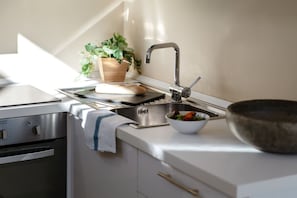 아파트, 호수 전망 | 고급 침구, 오리/거위털 이불, 다리미/다리미판, 유아용 침대