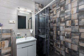 Regadera, amenidades de baño gratuitas, secadora de cabello, pantuflas 