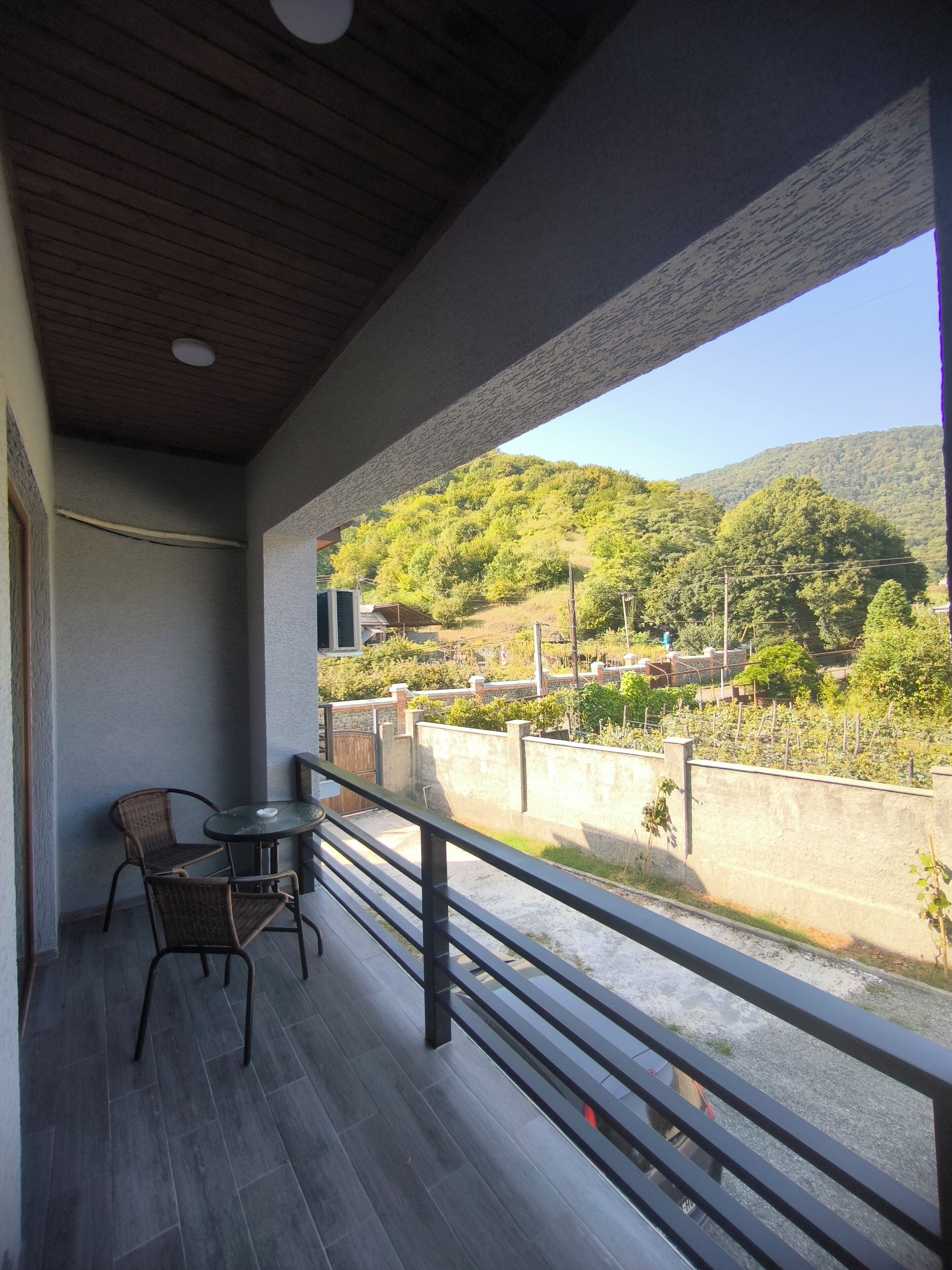 Comfort fyrbäddsrum - utsikt mot bergen | Individuell inredning, unika möbler och mörkläggningsgardiner