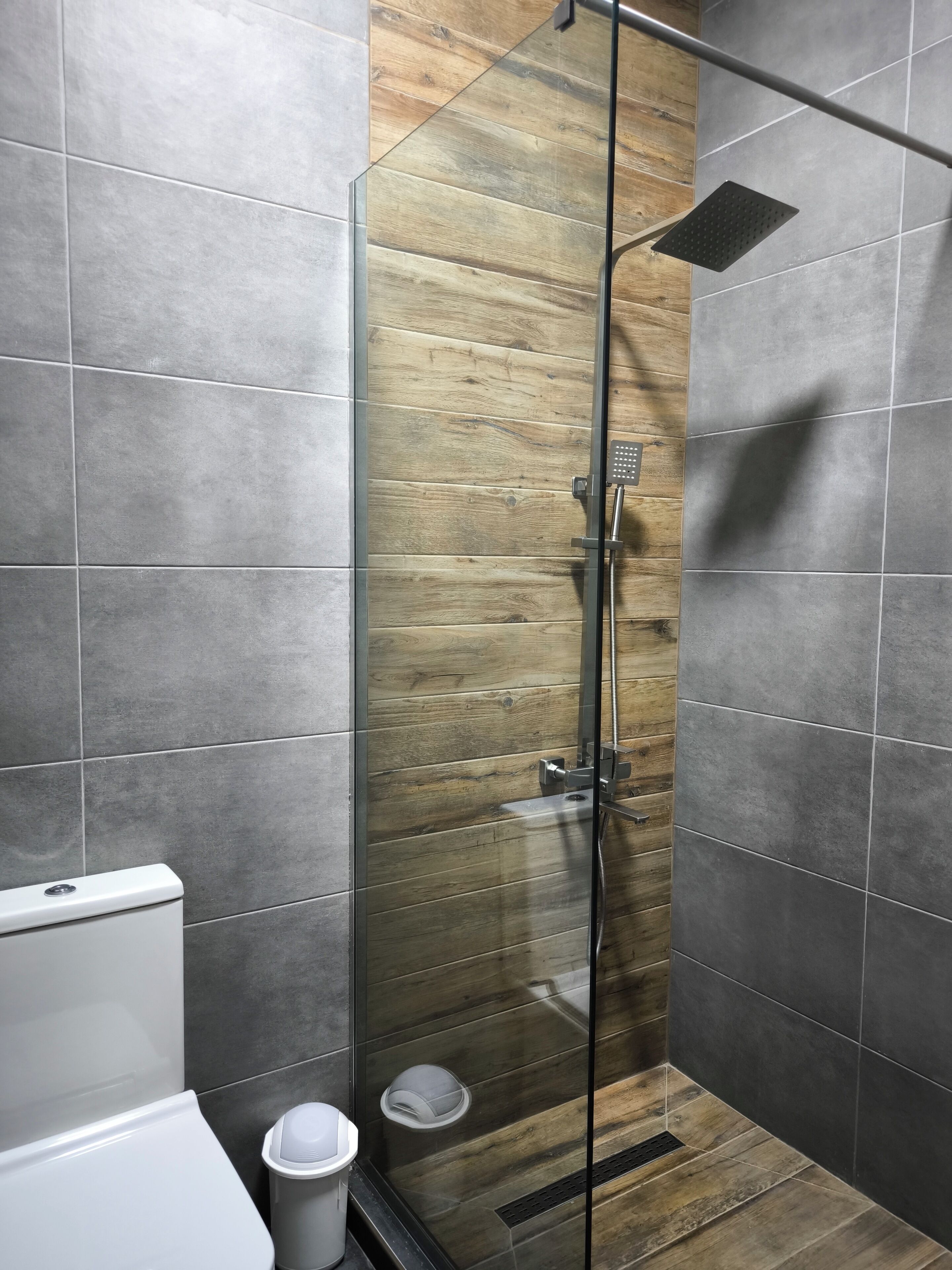 Kamar Quadruple Comfort | Kamar mandi | Shower, pengering rambut, jubah mandi, dan sandal