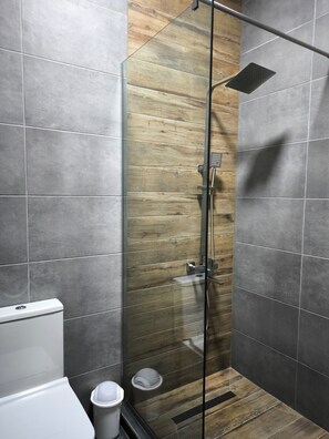 Comfort vierpersoonskamer | Badkamer | Een douche, een haardroger, badjassen, pantoffels