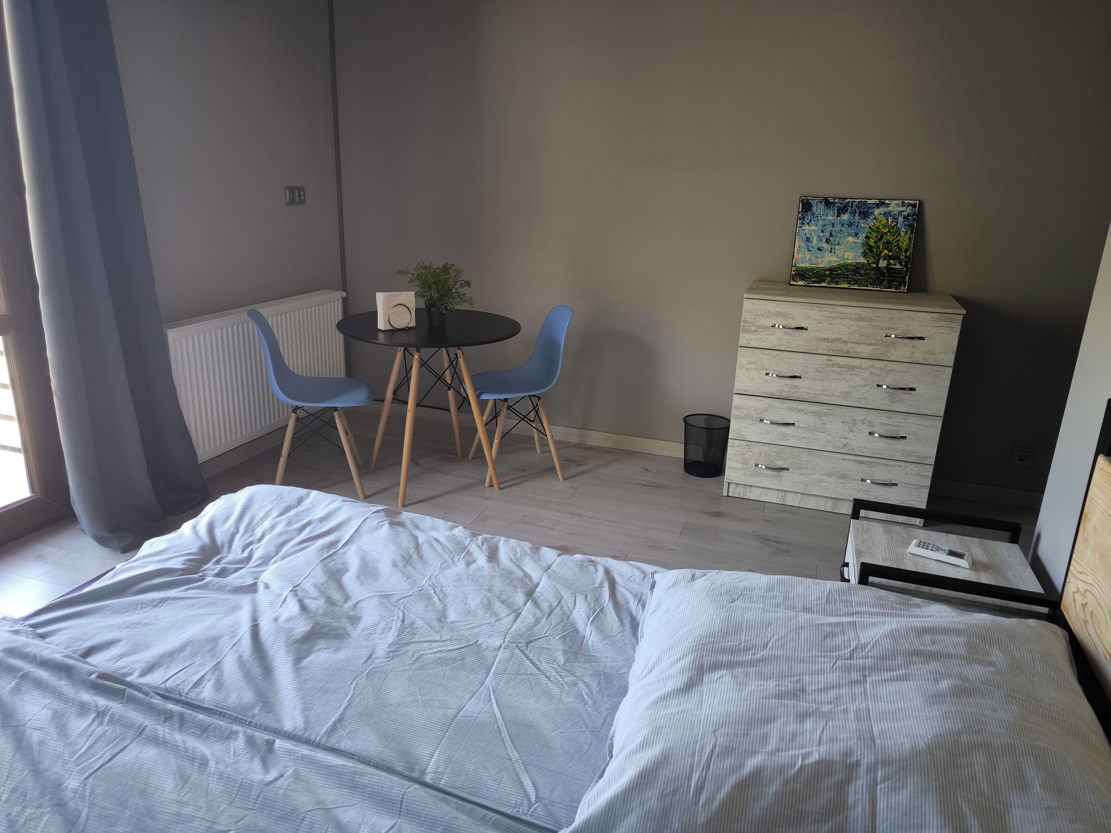 Comfort dubbelrum - balkong - utsikt mot bergen | Individuell inredning, unika möbler och mörkläggningsgardiner