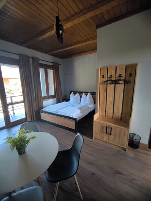 غرفة رباعية مريحة | بديكورات فريدة لكل غرفة وطراز فريد لكل وحدة وستائر تعتيم